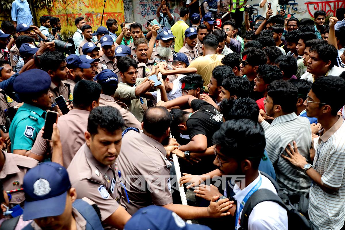 সংসদ ভবনের সামনে